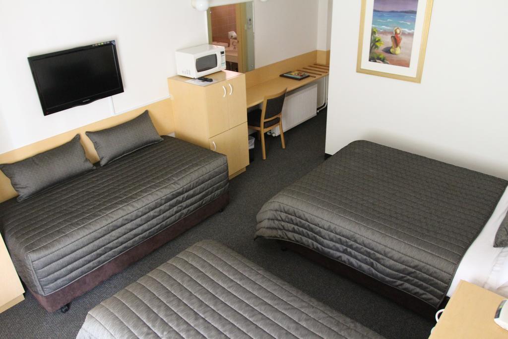 Mid City Motor Inn Queanbeyan Room photo