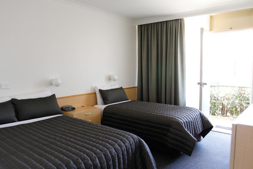 Mid City Motor Inn Queanbeyan Room photo