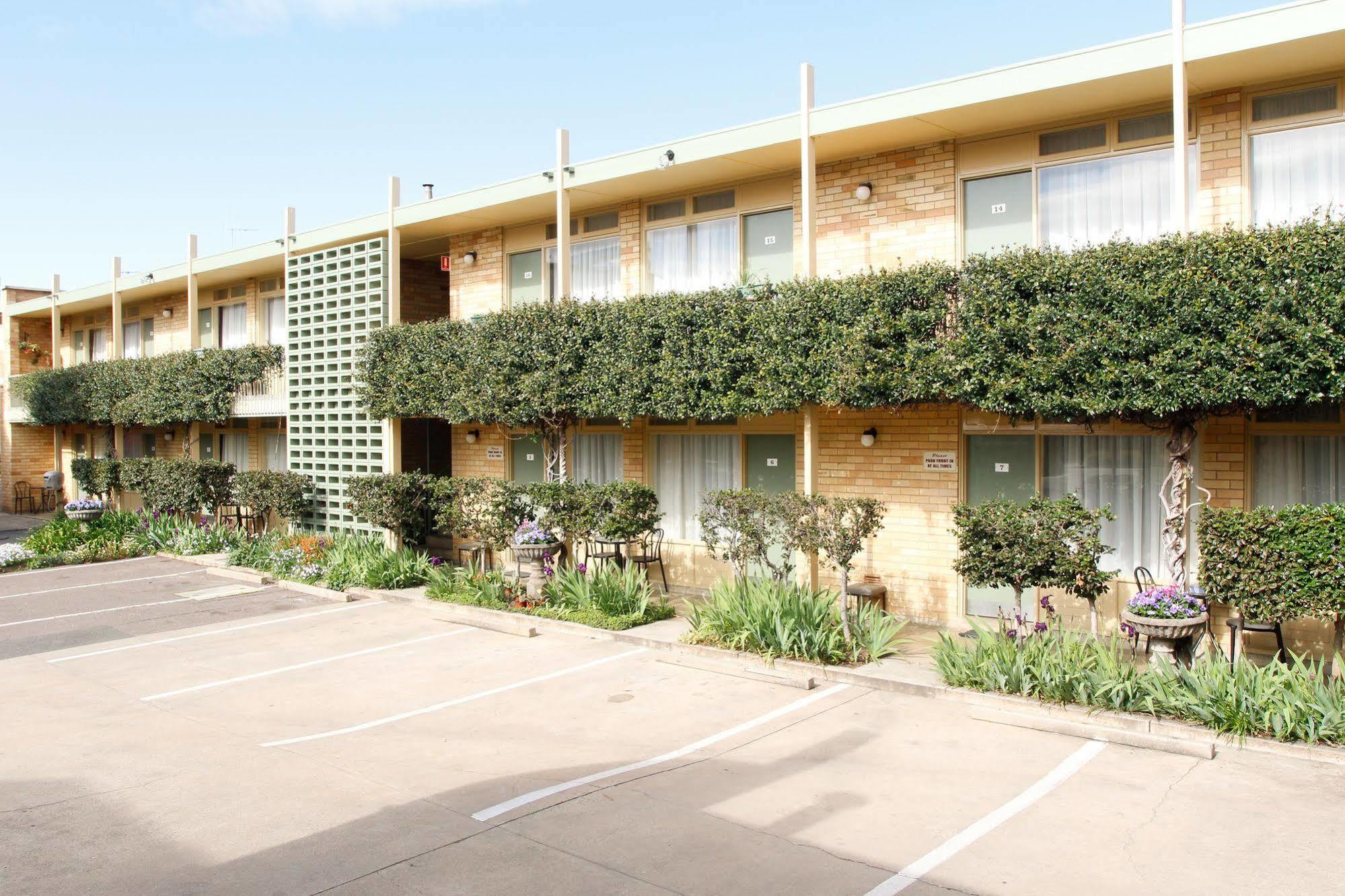 Mid City Motor Inn Queanbeyan Exterior photo